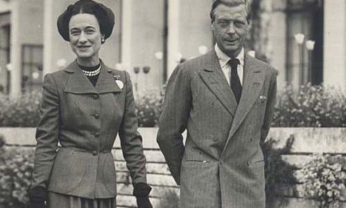 温莎公爵身穿定制西装