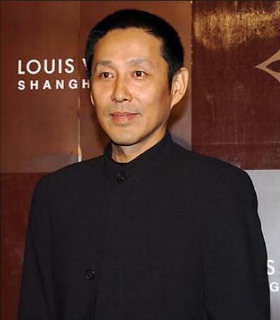 演员陈道明身着中山装出席活动